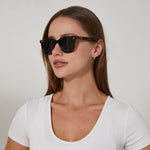 משקפי שמש Sol מסגרת מרובעת בצבע שחור