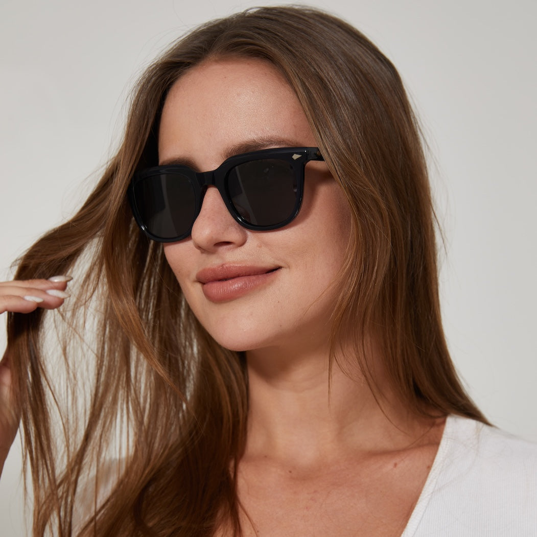 משקפי שמש Sol מסגרת מרובעת בצבע כחול כהה