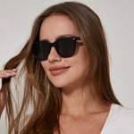 משקפי שמש Sol מסגרת מרובעת בצבע כחול כהה