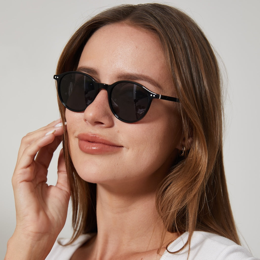 משקפי שמש Remi מסגרת עגולה בצבע שחור וקצוות של אפור