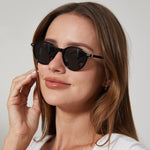 משקפי שמש Remi מסגרת עגולה בצבע שחור וקצוות של אפור