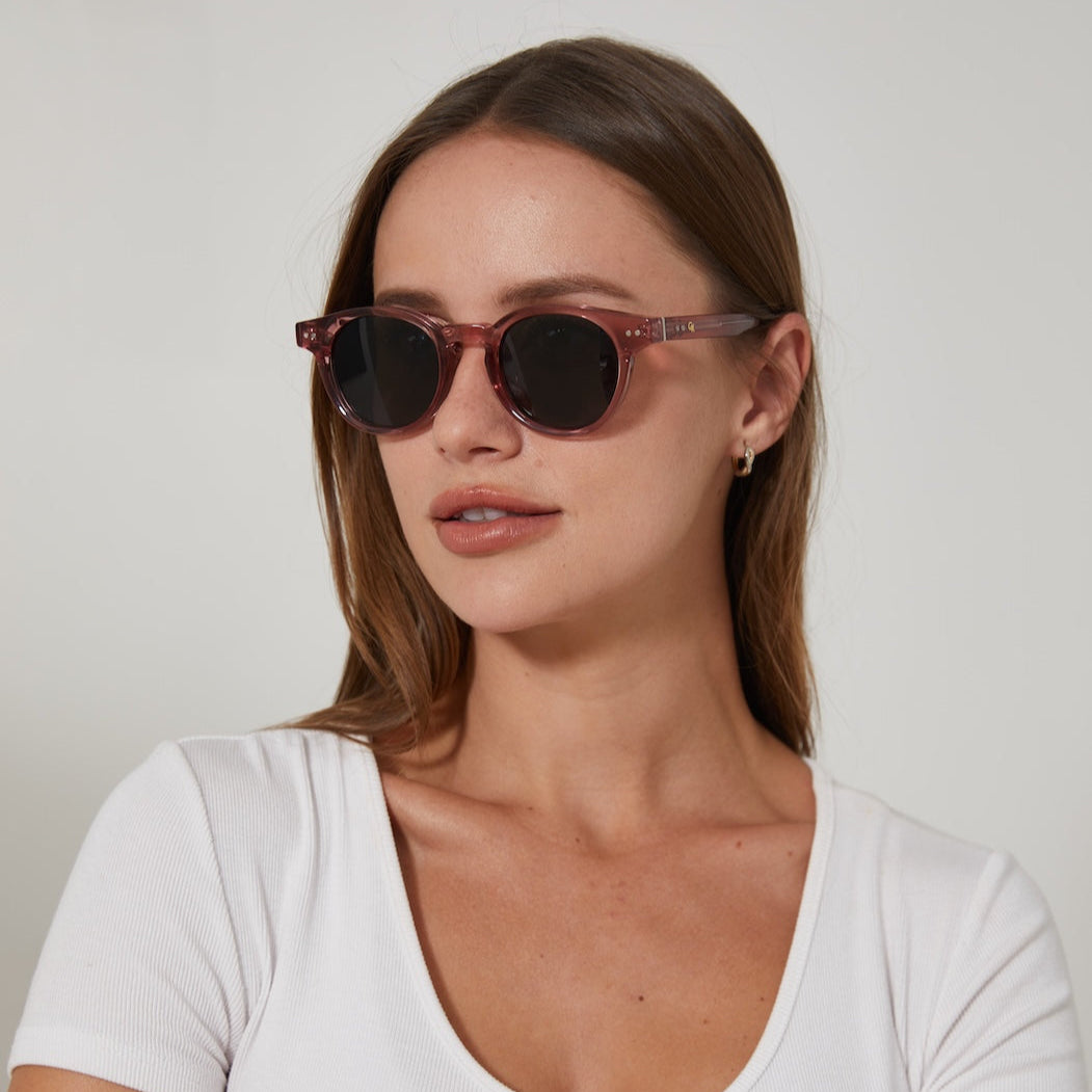 משקפי שמש Flora מסגרת עגולה בצבע וורוד שקוף