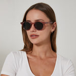 משקפי שמש Flora מסגרת עגולה בצבע וורוד שקוף