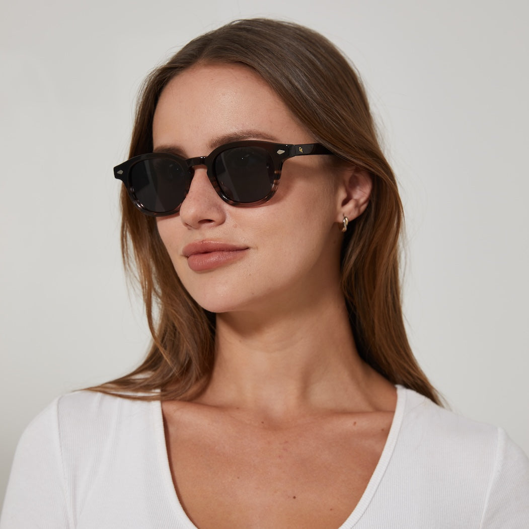 משקפי שמש Mona מסגרת עגולה בצבע חום הוואנה עם שחור