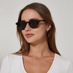 משקפי שמש Mona מסגרת עגולה בצבע חום הוואנה עם שחור