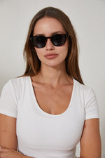 משקפי שמש Mona מסגרת עגולה בצבע חום הוואנה