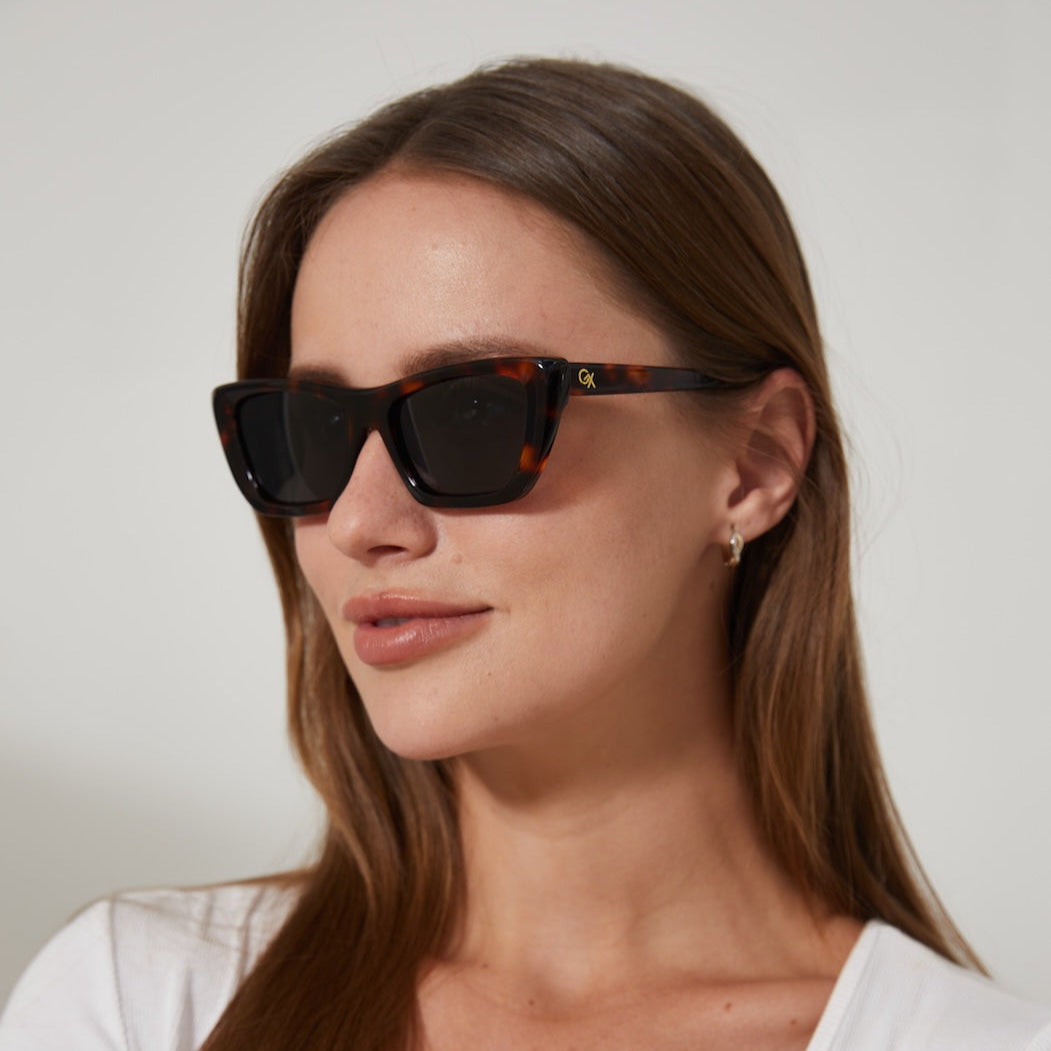 משקפי שמש Cleo מסגרת חתולית בצבע שחור עם חום הוואנה