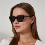 משקפי שמש Cleo מסגרת חתולית בצבע שחור עם חום הוואנה